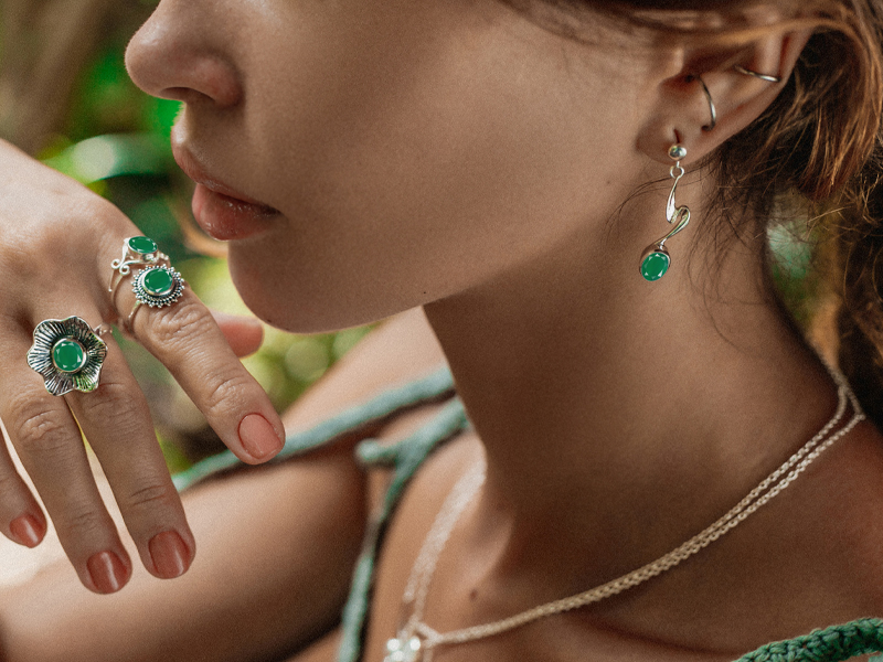 Enchanting Allure: Green Onyx Jewelry that Captivates Hearts.