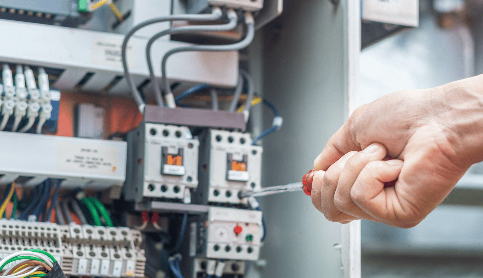 Choosing the Right Professional for Commercial Electrical System Repair